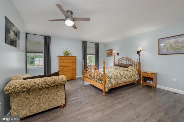 4 STRATFORD LA, Mount Laurel, NJ 08054