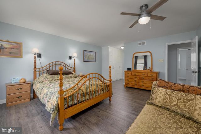 4 STRATFORD LA, Mount Laurel, NJ 08054