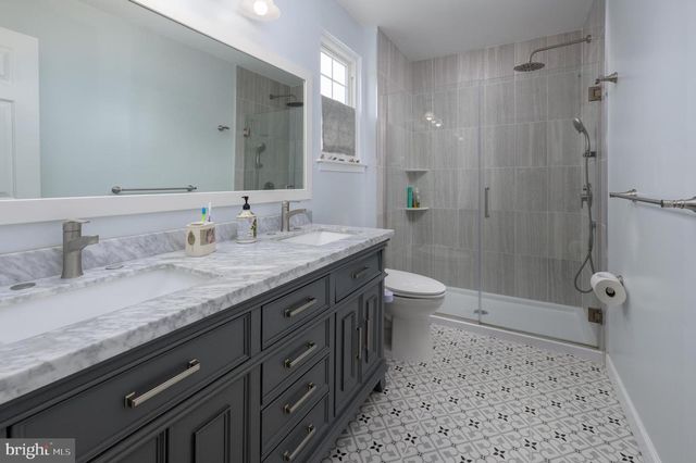 4 STRATFORD LA, Mount Laurel, NJ 08054