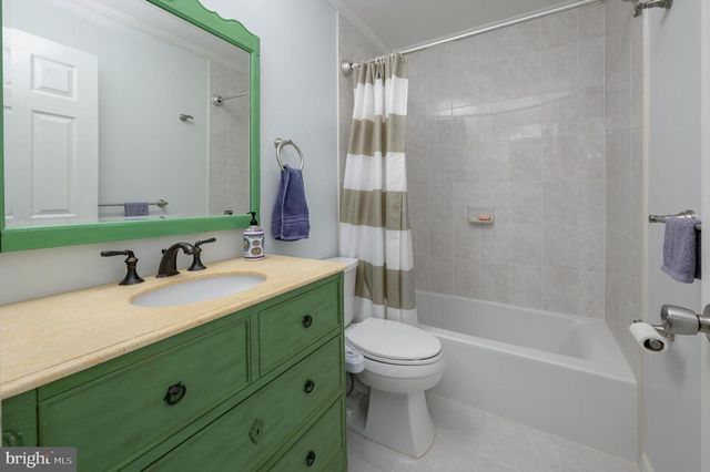 4 STRATFORD LA, Mount Laurel, NJ 08054