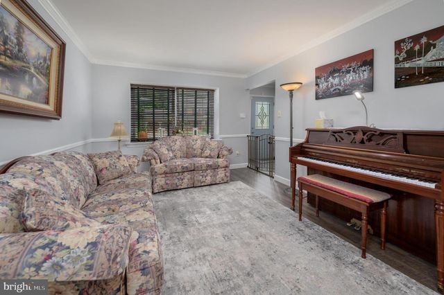 4 STRATFORD LA, Mount Laurel, NJ 08054