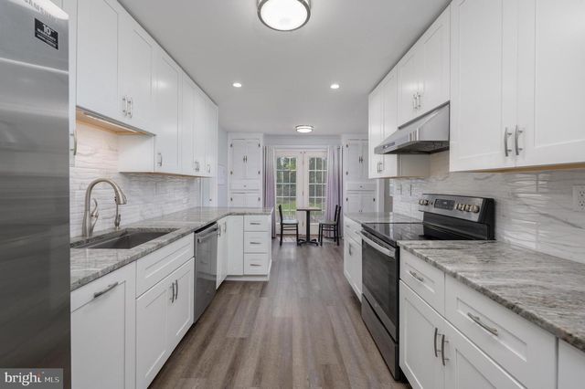 4 STRATFORD LA, Mount Laurel, NJ 08054