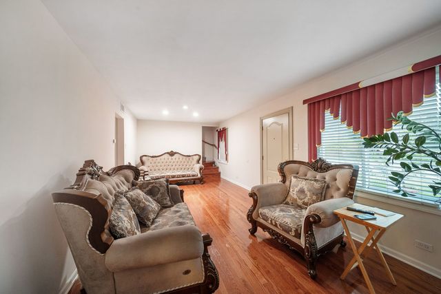 6825 Garden Lane, Bridgeview, IL 60455