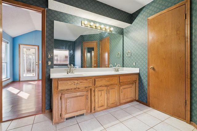 600 Fox Hunt Lane, Edmond, OK 73003