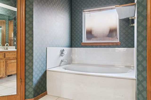 600 Fox Hunt Lane, Edmond, OK 73003