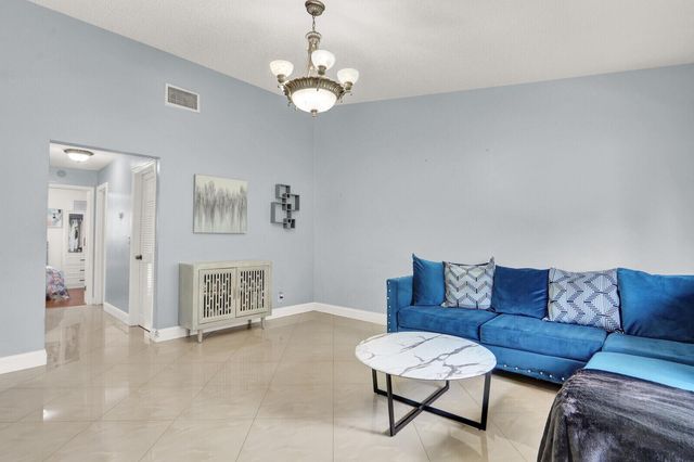 5272 Bosque Lane 31, West Palm Beach, FL 33415