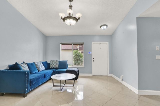 5272 Bosque Lane 31, West Palm Beach, FL 33415