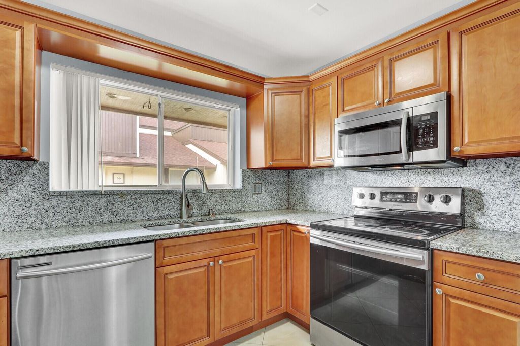 5272 Bosque Lane 31, West Palm Beach, FL 33415
