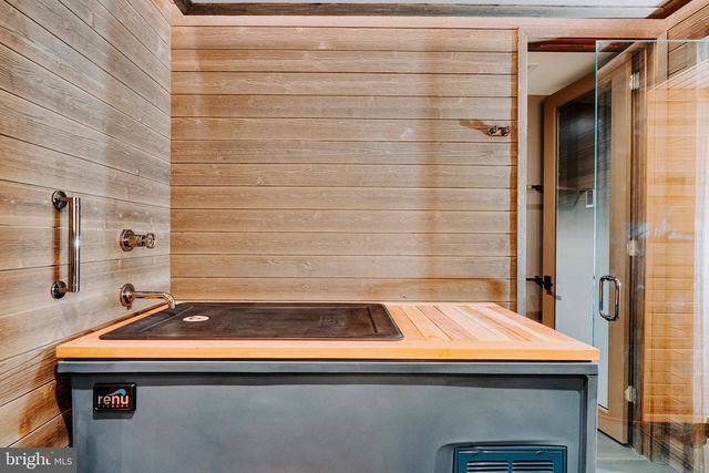 7029 LONGWOOD DR, Bethesda, MD 20817