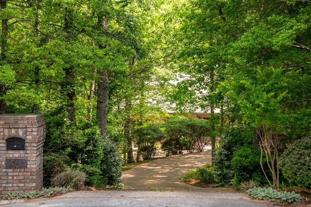 72 Cool Springs Road, Signal Mountain, TN 37377
