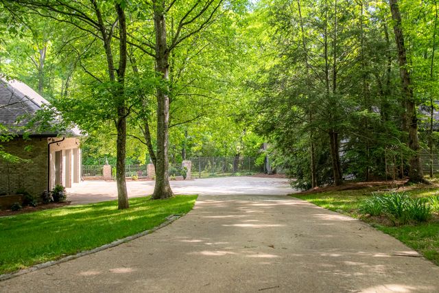 72 Cool Springs Road, Signal Mountain, TN 37377
