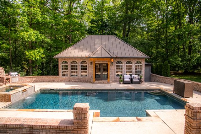 72 Cool Springs Road, Signal Mountain, TN 37377