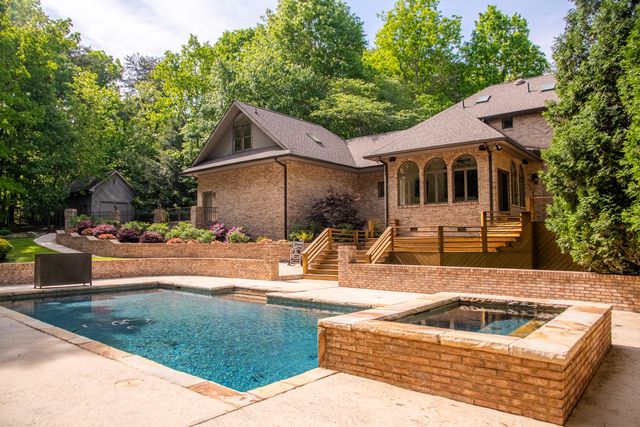 72 Cool Springs Road, Signal Mountain, TN 37377