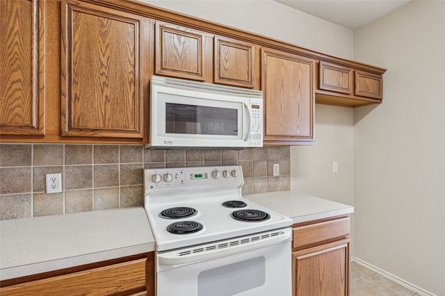 617 Silverbrook Drive, Saginaw, TX 76179