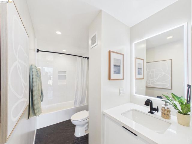 320 Lee St 702, Oakland, CA 94610