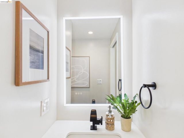 320 Lee St 702, Oakland, CA 94610