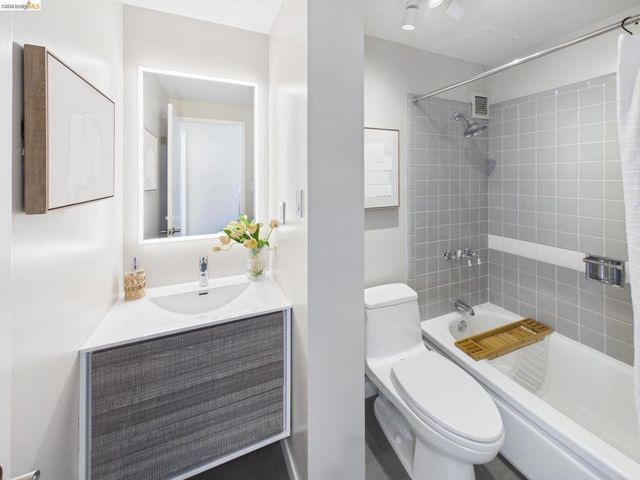 320 Lee St 702, Oakland, CA 94610