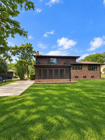 725 Birchwood Road, Frankfort, IL 60423