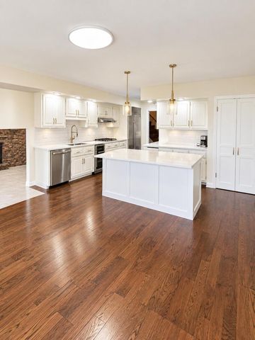 725 Birchwood Road, Frankfort, IL 60423