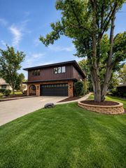 725 Birchwood Road, Frankfort, IL 60423