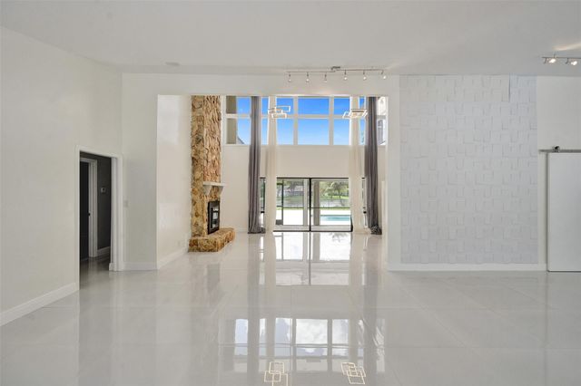 7475 Estrella Cir, Boca Raton, FL 33433