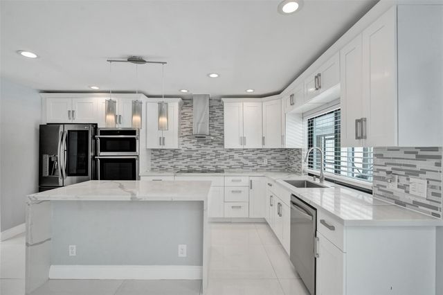 7475 Estrella Cir, Boca Raton, FL 33433