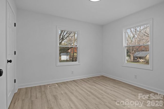621 E Sharpe Street E, Statesville, NC 28677