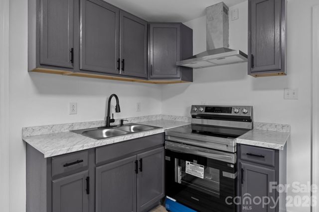 621 E Sharpe Street E, Statesville, NC 28677
