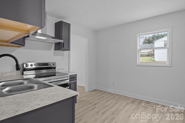 621 E Sharpe Street E, Statesville, NC 28677