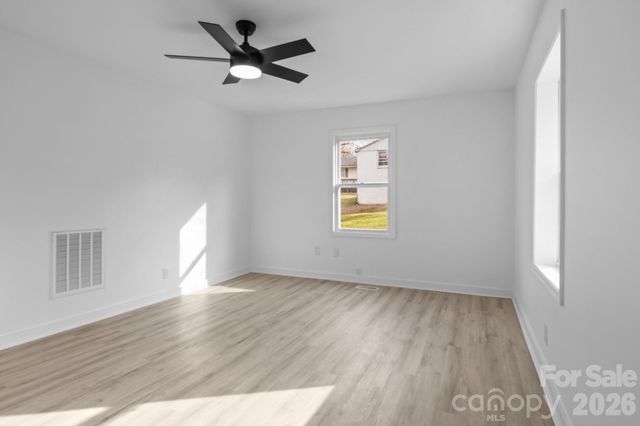 621 E Sharpe Street E, Statesville, NC 28677