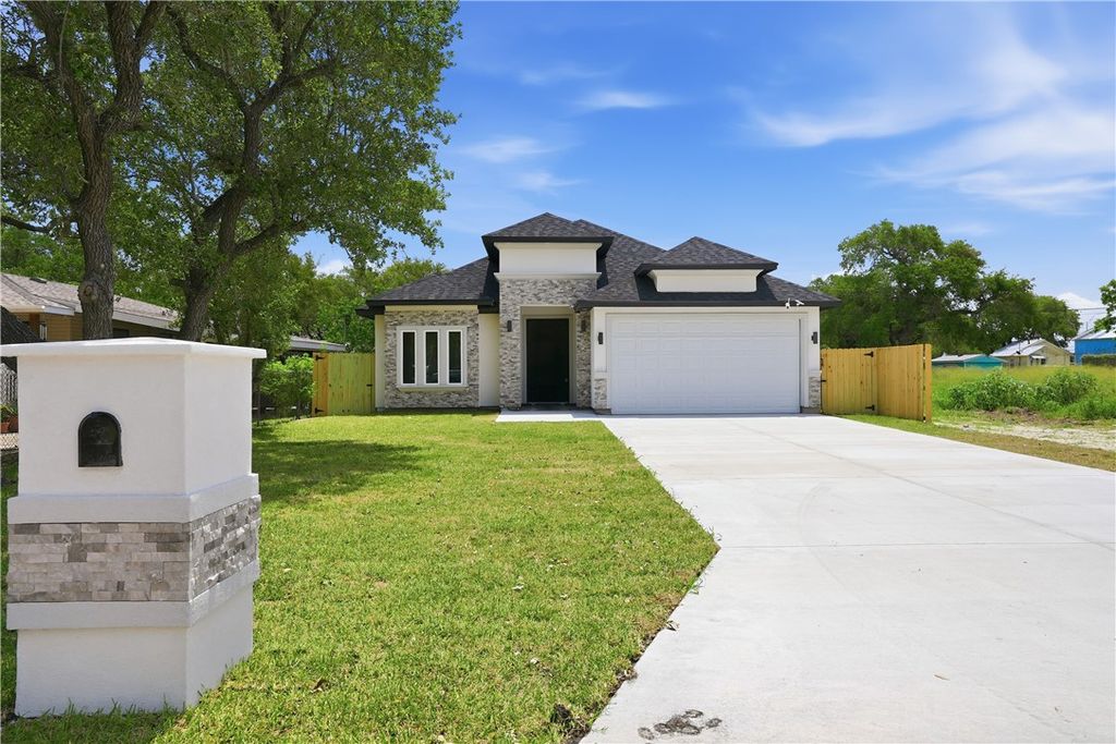 151 N 9th St, Aransas Pass, TX 78336 — exterior