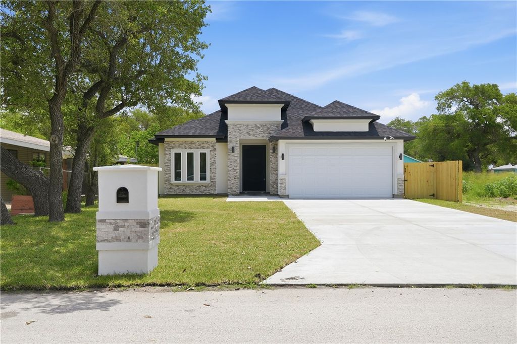 151 N 9th St, Aransas Pass, TX 78336 — photo 2