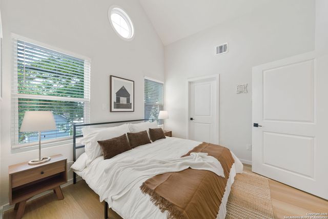 1102 S Gevers St, San Antonio, TX 78210