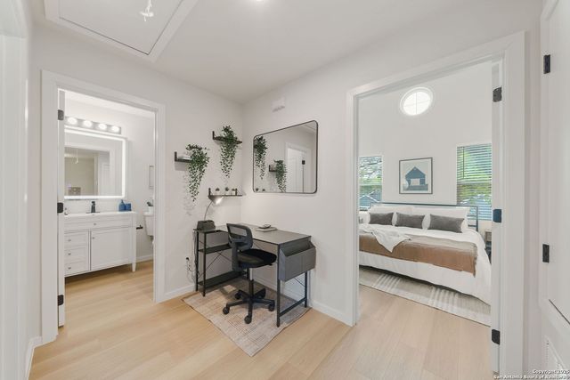 1102 S Gevers St, San Antonio, TX 78210