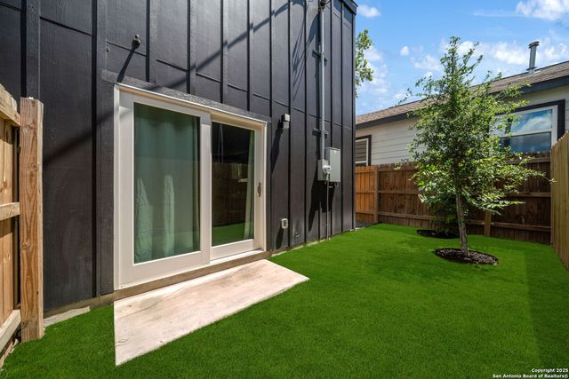 1102 S Gevers St, San Antonio, TX 78210