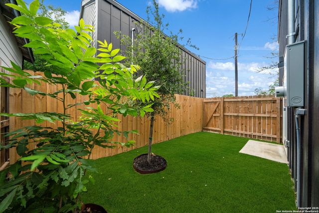 1102 S Gevers St, San Antonio, TX 78210