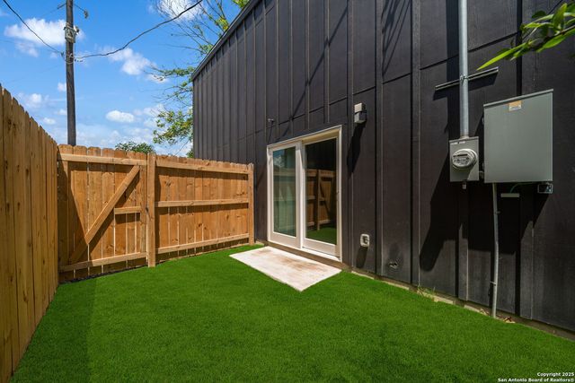 1102 S Gevers St, San Antonio, TX 78210