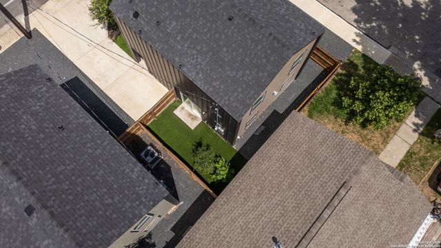 1102 S Gevers St, San Antonio, TX 78210