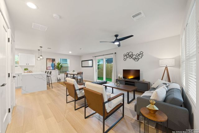 1102 S Gevers St, San Antonio, TX 78210