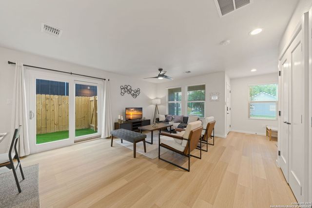 1102 S Gevers St, San Antonio, TX 78210