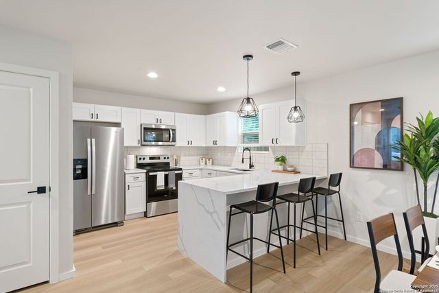 1102 S Gevers St, San Antonio, TX 78210