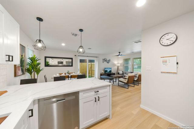 1102 S Gevers St, San Antonio, TX 78210