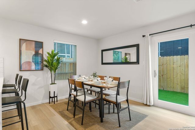 1102 S Gevers St, San Antonio, TX 78210