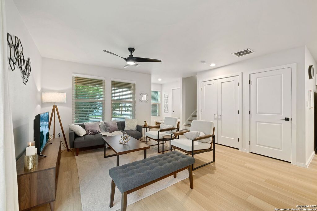 1102 S Gevers St, San Antonio, TX 78210