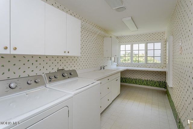 3428 Amberwood Lane, Toledo, OH 43617