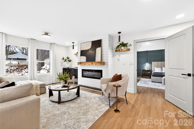 2011 E Barden Road, Charlotte, NC 28226