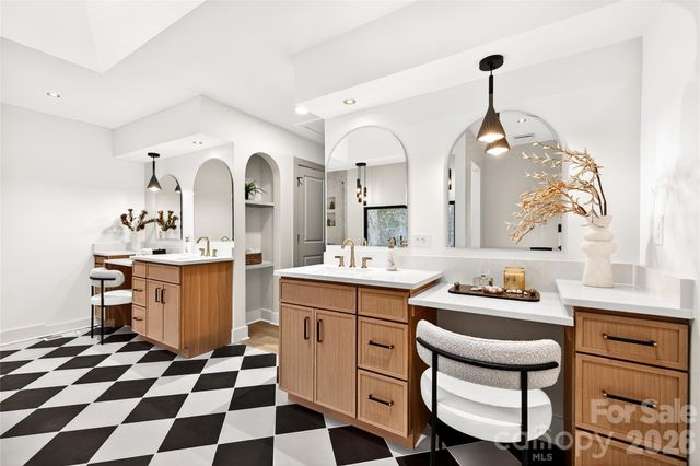 2011 E Barden Road, Charlotte, NC 28226