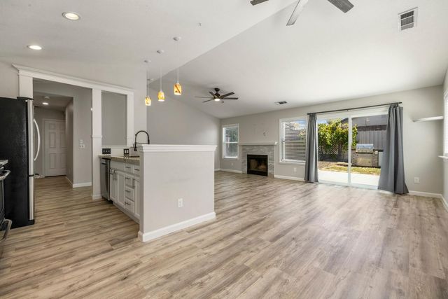 379 Shalako Dr, Oakdale, CA 95361