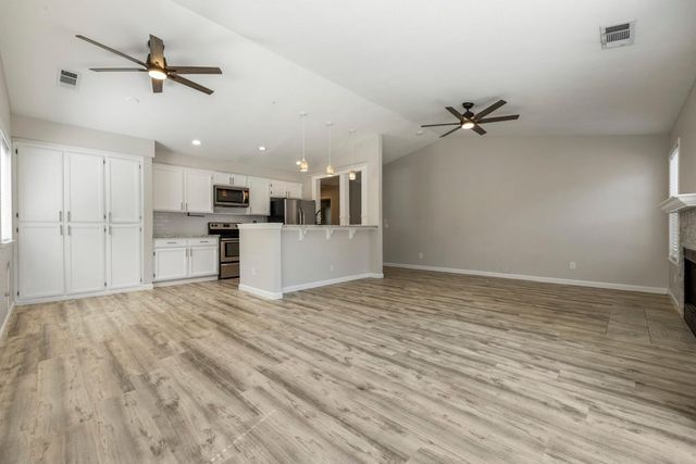 379 Shalako Dr, Oakdale, CA 95361
