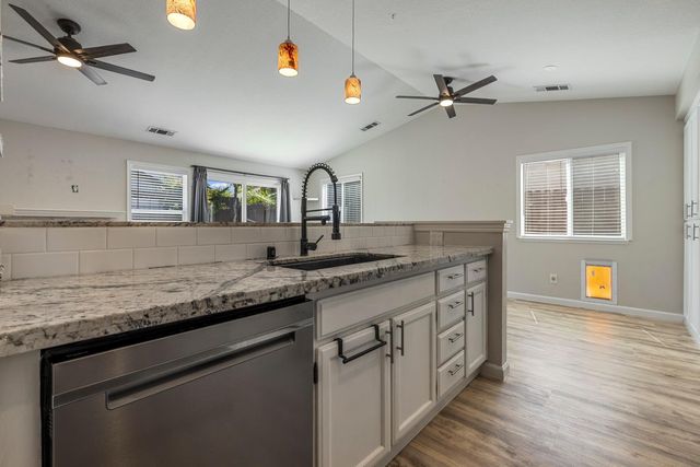 379 Shalako Dr, Oakdale, CA 95361